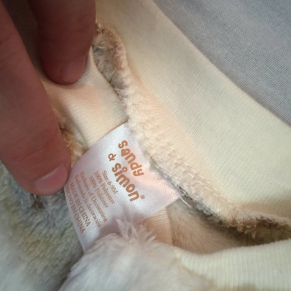 🍁  NWT SANDY SIMON BOYS GIRLS FUZZY BODYSUIT SLEEPER SIZE 6-9 MONTHS 🍁 - Picture 2 of 4